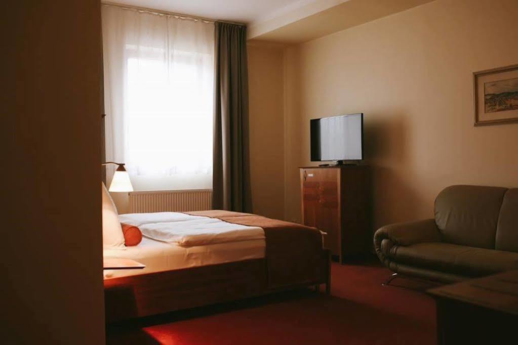 Hotel Plaza Mladá Boleslav エクステリア 写真